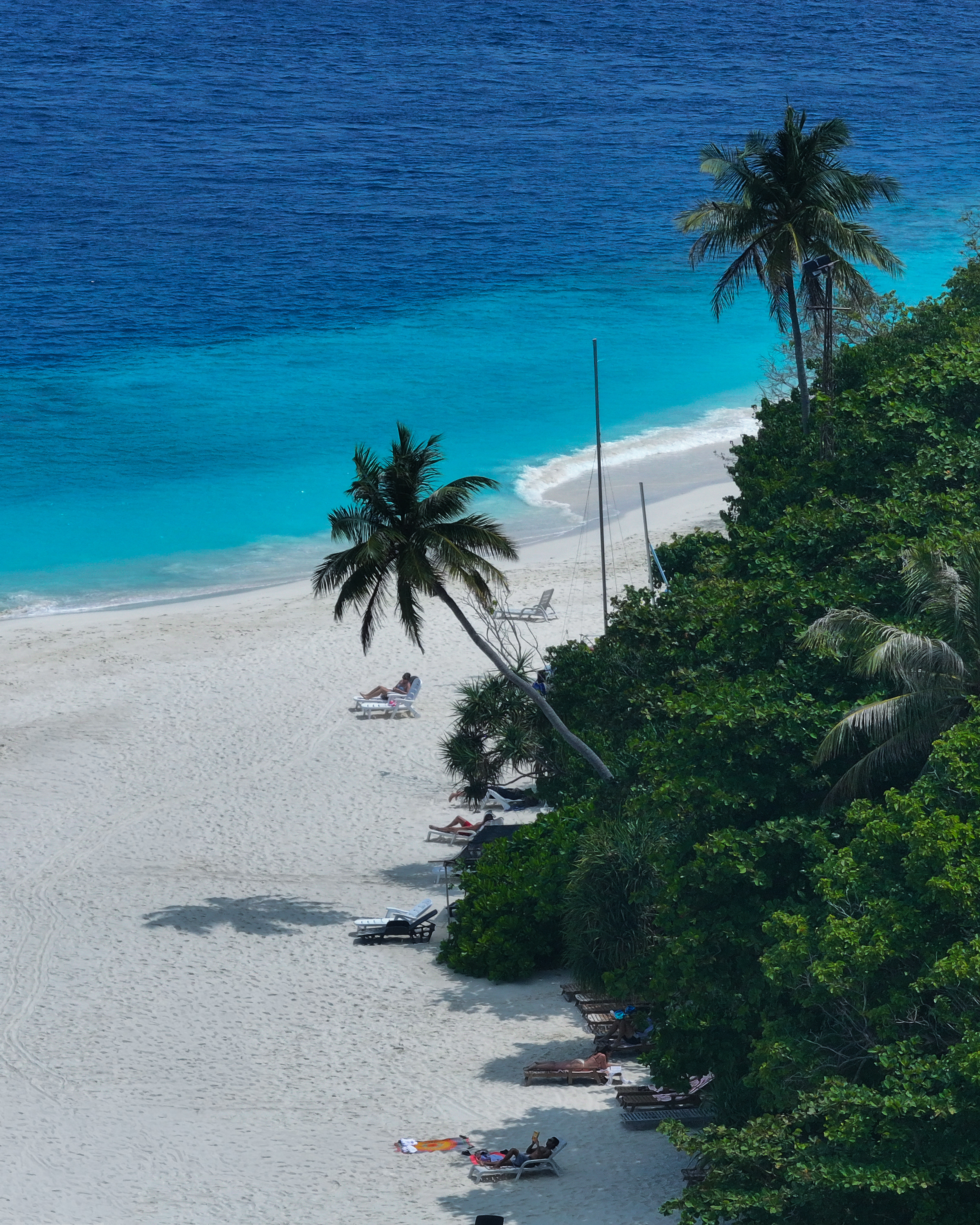 The Ultimate Castaway Day: Exploring the Liquid Borders of Maalhos