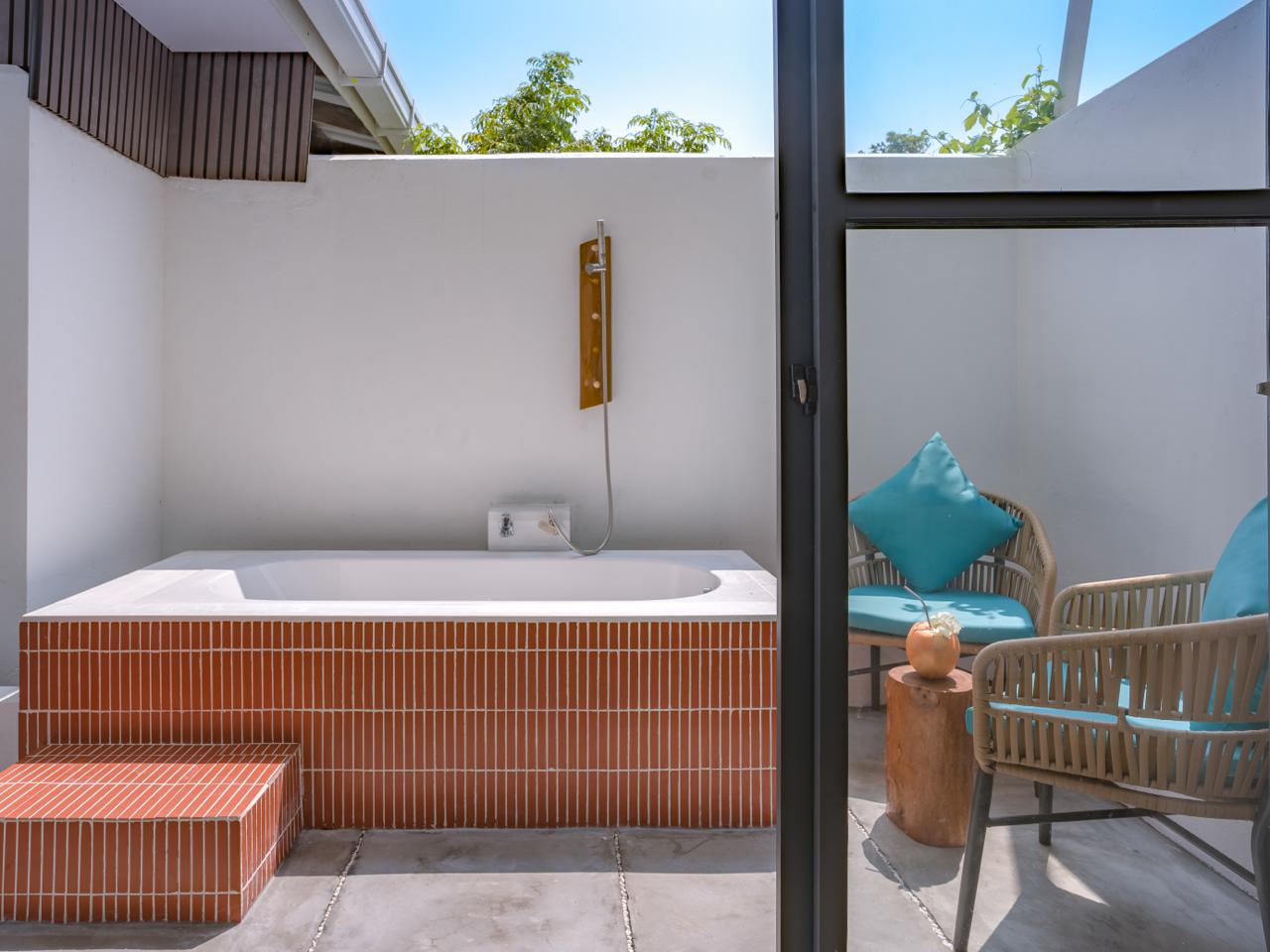 Deluxe Double with Bathtub