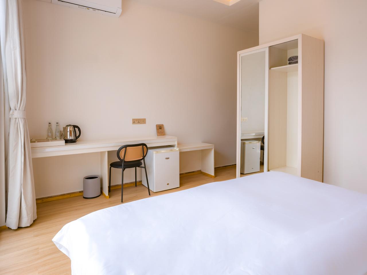 Deluxe Double with Bathtub