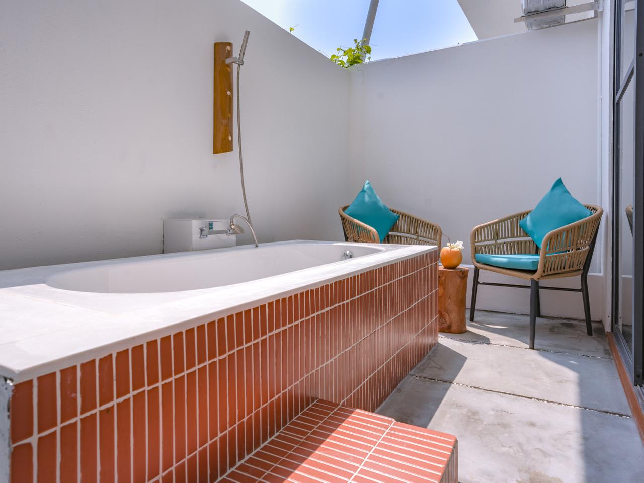 Deluxe Double with Bathtub